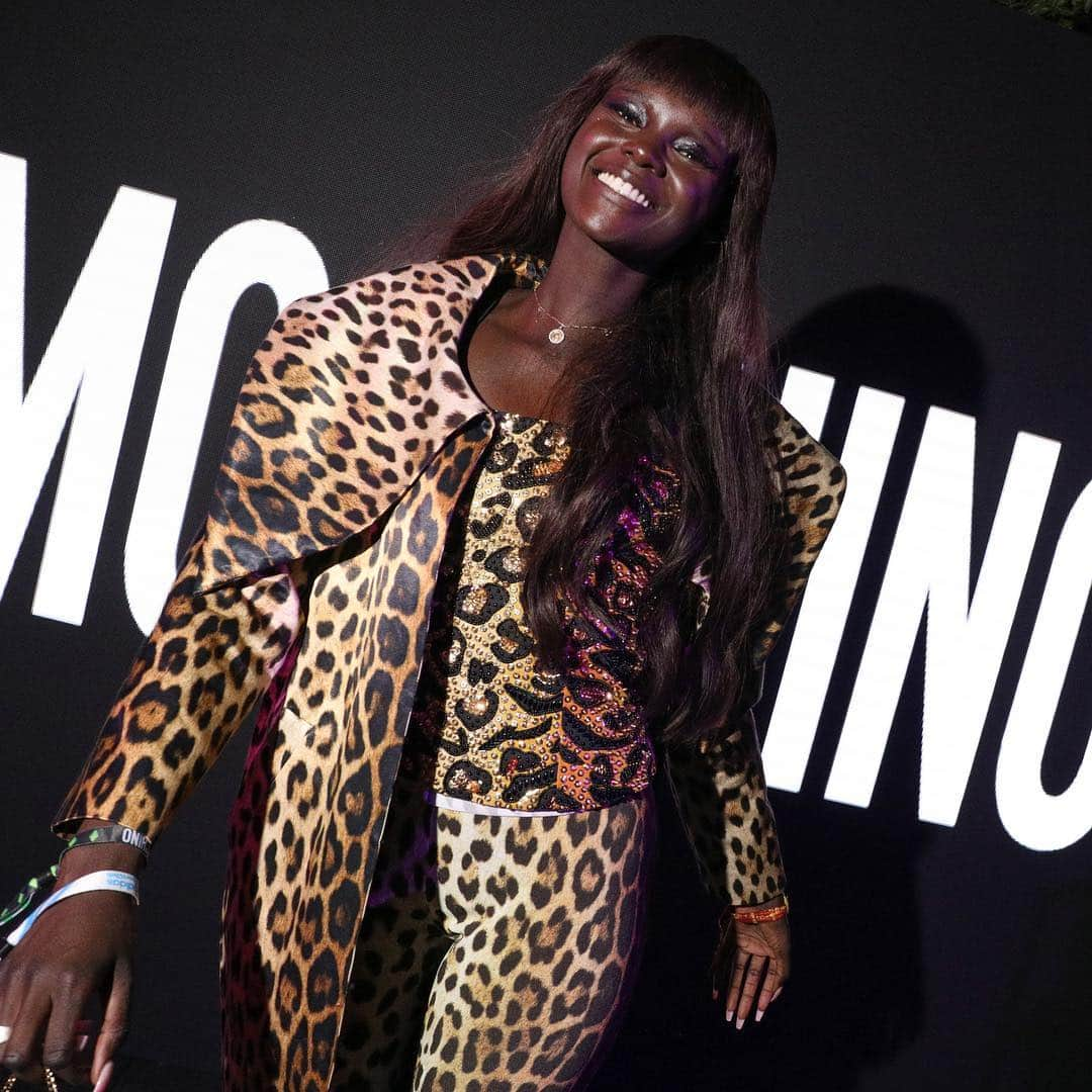 Moschinoさんのインスタグラム写真 - (MoschinoInstagram)「🖤🖤🖤 Moschino @duckieofficial #duckiethot #moschino @itsjeremyscott 😘 @cirocvodka @sc @sonicdrivein @perrierusa @kaosvegas @lyft」4月15日 7時45分 - moschino