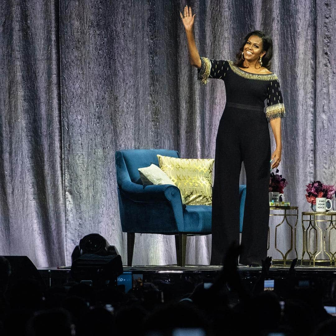 ステラ・マッカートニーさんのインスタグラム写真 - (ステラ・マッカートニーInstagram)「@MichelleObama inspired attendees at her 'Becoming' book launch in London last night, wearing a custom all-in-one by #StellaMcCartney.  #InStella」4月15日 7時54分 - stellamccartney