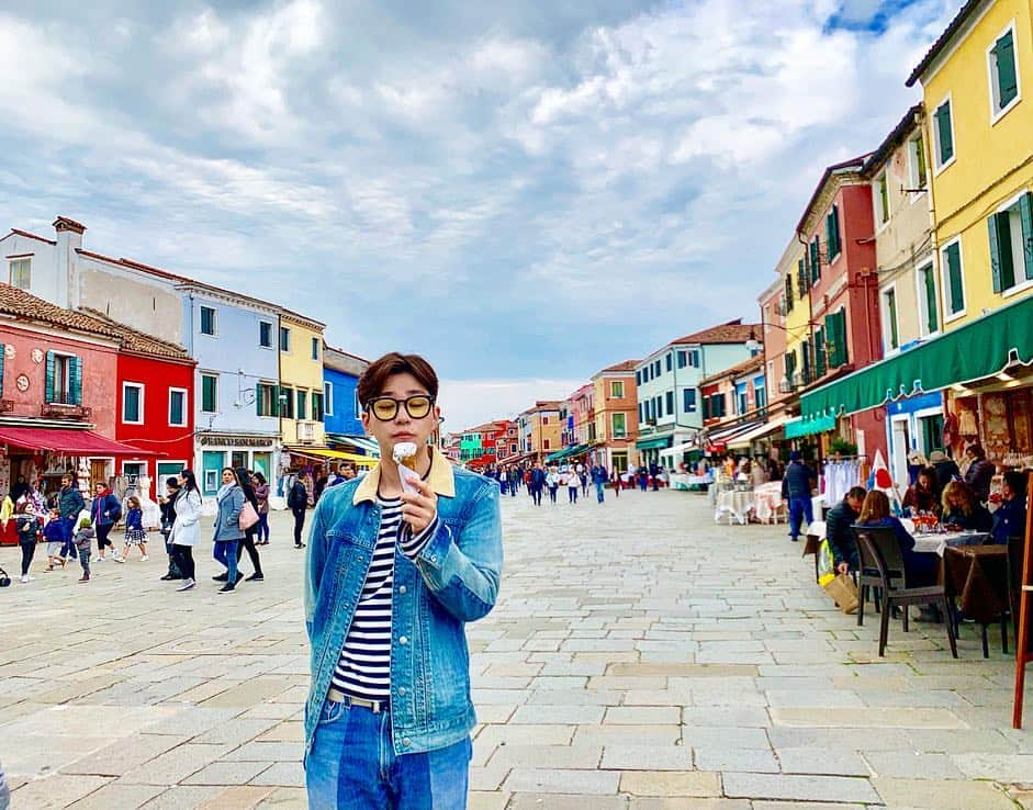 DINDINさんのインスタグラム写真 - (DINDINInstagram)「Bravo! Burano! 👏🏻 📸 by.  @dindinem  #딘딘 #Bravo #Burano #🇮🇹 #아빠엄마왔다 #효도관광시작 #💪🏼」4月15日 8時02分 - dindinem