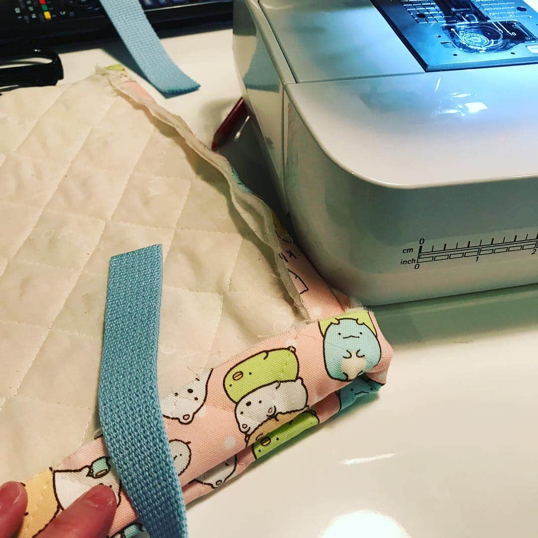 海保知里さんのインスタグラム写真 - (海保知里Instagram)「音楽用のレッスンバッグ🛍も必要とのことで、昨日また縫い縫い。テレビを見ながらやってたら縫い目が寄り道😭....にしてもキルト生地を2メートル買っておいて本当良かった💕 #新小学生 #小学校準備 #海保知里 #すみっこぐらし ... Reading the handouts from school, looks like my daughter needs another small bag for music class! And sewing again. Watching tv and sewing ends up in a horrible seam....」4月15日 8時05分 - chisato_kaiho