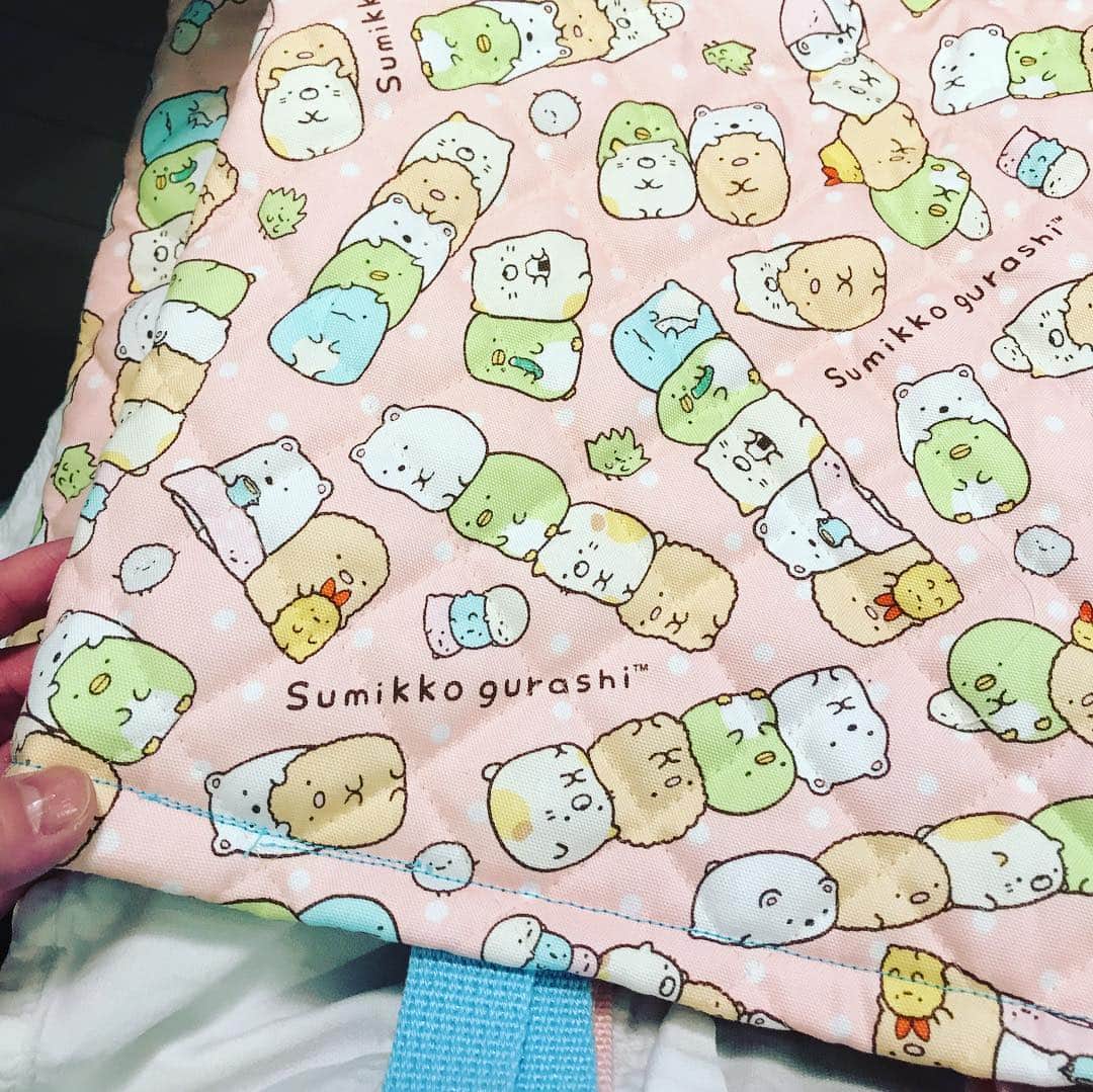 海保知里さんのインスタグラム写真 - (海保知里Instagram)「音楽用のレッスンバッグ🛍も必要とのことで、昨日また縫い縫い。テレビを見ながらやってたら縫い目が寄り道😭....にしてもキルト生地を2メートル買っておいて本当良かった💕 #新小学生 #小学校準備 #海保知里 #すみっこぐらし ... Reading the handouts from school, looks like my daughter needs another small bag for music class! And sewing again. Watching tv and sewing ends up in a horrible seam....」4月15日 8時05分 - chisato_kaiho
