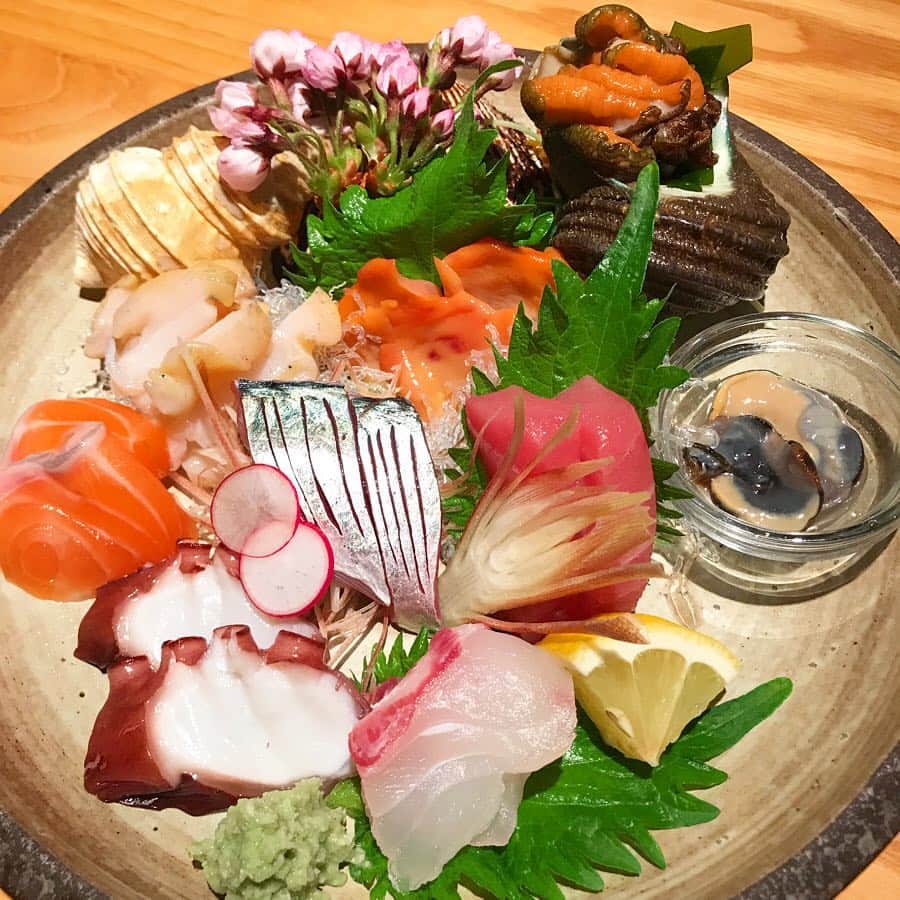 紀伊さつきのインスタグラム：「そういえば、先週のある日。 がんばった日の、ご褒美。 桜が乗ってることにテンション上がってたら「ちゃんと購入したものですよ！拾ってきてないですよ！」と板前さん(笑) 疑ってません！🤣 ・ 友人Nちゃんと待ち合わせして久しぶりに会ったらド金髪になってておしゃれ度上がりまくってました。 そういうの、似合う人に憧れます。 １ヶ月以上前からずっと誘ってくれてたのに決行遅くなってごめんね！ありがとう！ ・ #貝づくし #まだ動いてた #刺身 #海鮮 #桜」