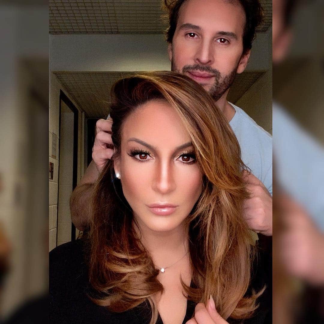 Claudia Leitteのインスタグラム：「Nova cor de cabelo by @marcosproencaoficial merece carão... e, claro, um coração que -ok, não dá pra ver- tá cheio de AMOR! 🥰 Valeu, Pro!」