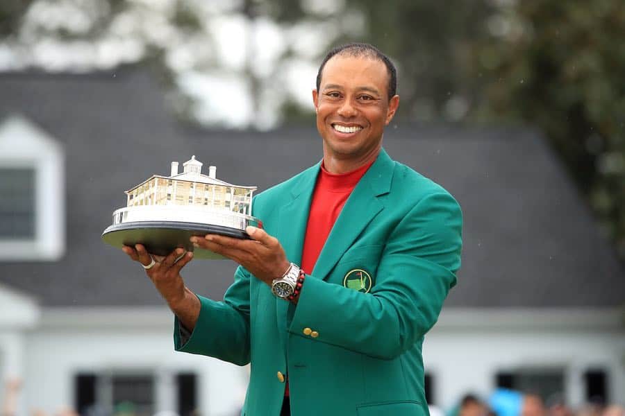 タイガー・ウッズのインスタグラム：「‪I can’t thank my family, friends and fans enough for their support. Having my family by my side today is something I will never forget. To not only be able to play again, but to be able to win again, is something I will forever be grateful for. This jacket sure is comfortable. ‬」