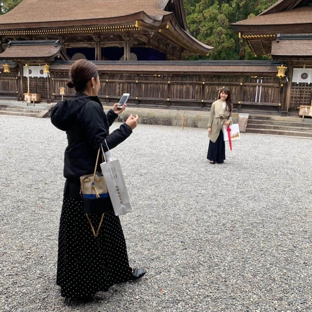 大草直子さんのインスタグラム写真 - (大草直子Instagram)「熊野にいます！日本て本当にパワフルですね。和歌山県のみなさま、しばしお邪魔させて頂きます。 #那智大社 #熊野大社 #那智の滝 @maiko_holistic_skin_clinic  @yumie_kazama  @stellakaoruko さんのご指導で #参拝のお作法や歴史も学べ #最高の旅 #宮司さまにご祈祷して頂くので #ジャケットを着ています #参拝は神様との面談 @stellakaoruko さんの超名言」4月15日 8時11分 - naokookusa