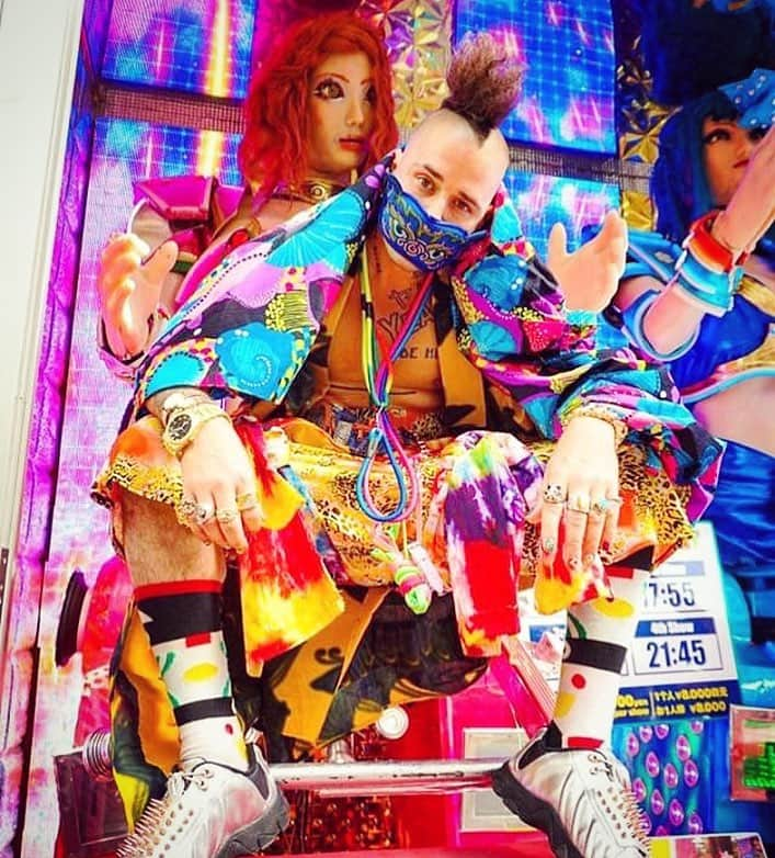 コール・ウィットルさんのインスタグラム写真 - (コール・ウィットルInstagram)「HAPPILY & HEAVILY INVOLVED IN MAGIC 💣✨🎈 #YEAHBOiiiCOLE ✨🔮🎎 @robotrestaurant @fanatic__tokyo」4月15日 8時27分 - yeahboiiicole