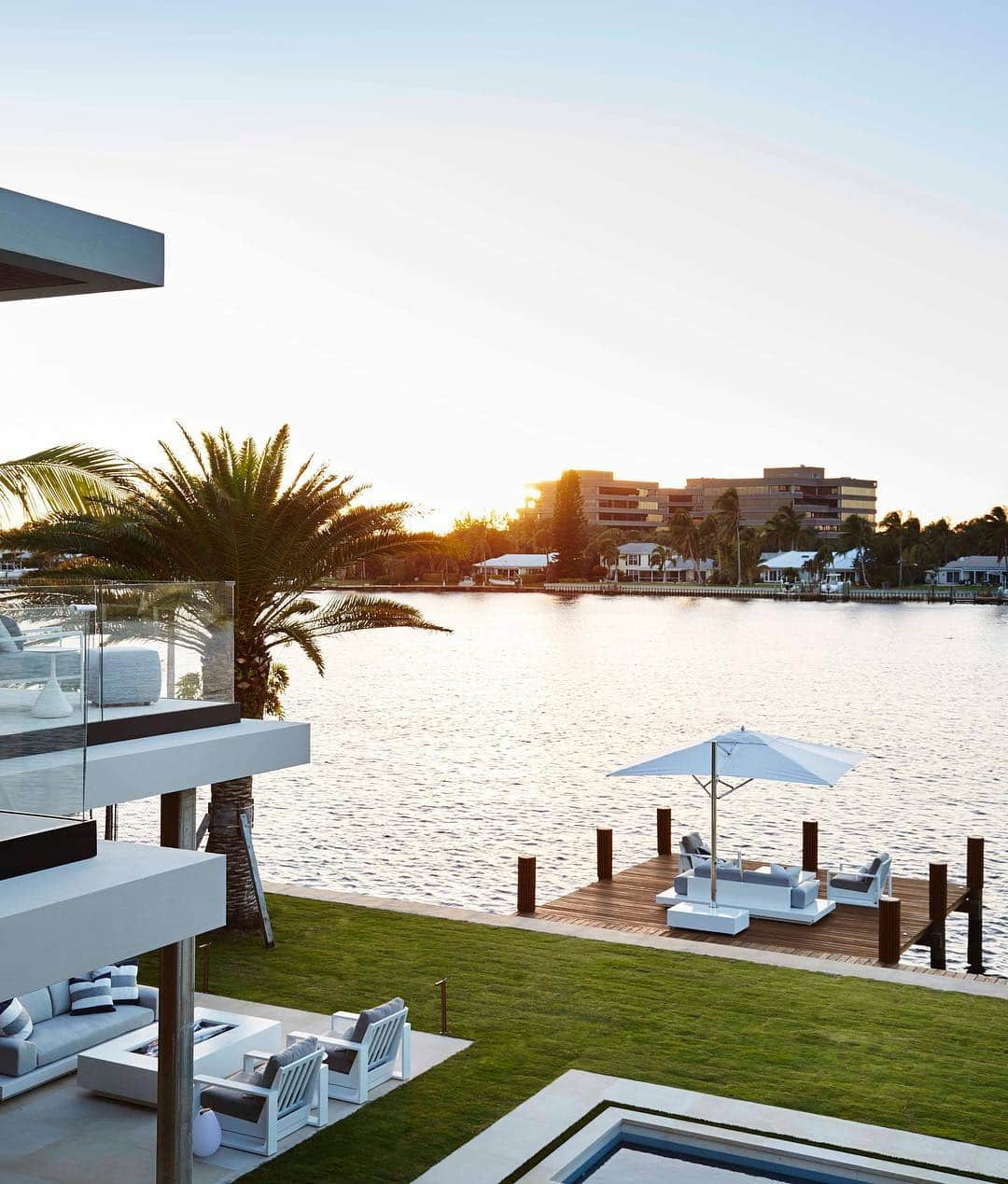 ELLE DECORさんのインスタグラム写真 - (ELLE DECORInstagram)「A family of five calls this gorgeous outdoor area, designed by @pembrookeandives, home. Located in the exclusive Lost Tree Village golf community in Palm Beach, the space features all the family could ever want in a vacation property. When asked about the project, the firm's design director, Francis Nicdao, said: "It challenged us, as their design partner, to make sure every square foot was utilized and embraced a spirit of family time and gathering." Click the link in bio for the full house tour. Photography by @stephenkentjohnson.」4月15日 8時20分 - elledecor