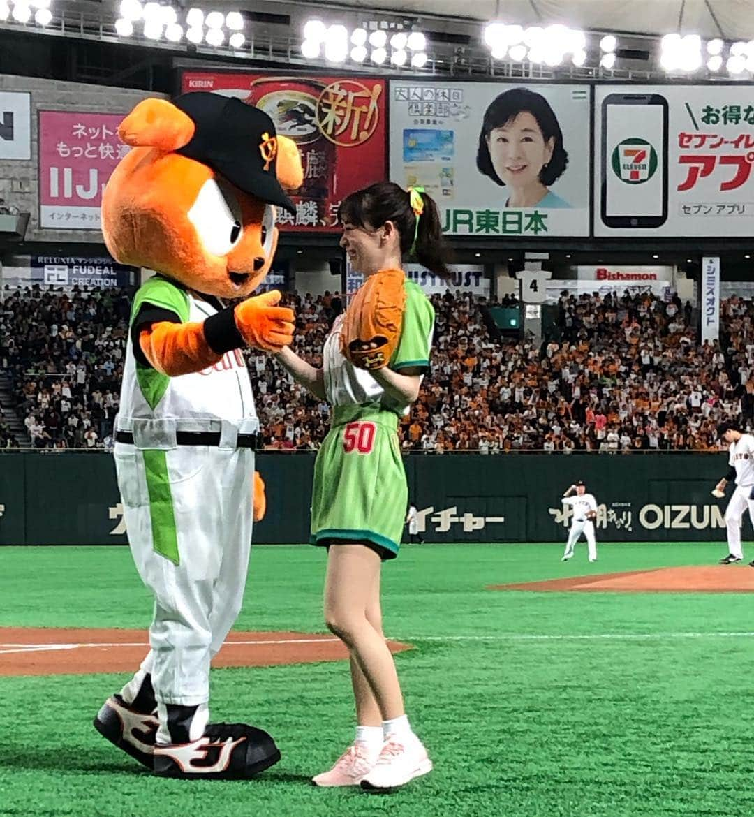 泉里香さんのインスタグラム写真 - (泉里香Instagram)「始球式⚾️❗️ #はごろもフーズ#ポポロスパCarbOFF#カーボフ #読売ジャイアンツ」4月15日 8時22分 - rika_izumi_