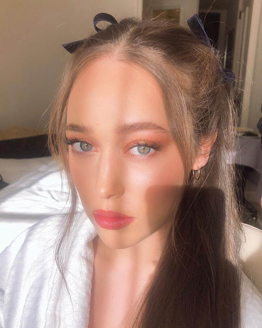 アリシア・デブナム・キャリーのインスタグラム：「One more time for good measure. The magic of @bobbyeliot and @jennakristina ✨」