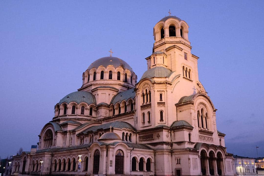 KUNIKAのインスタグラム：「Twilight time of Alexander Nevsky Cathedral.﻿ ﻿ ソフィアは徒歩圏内で見所全て巡れるので、毎日一度はここへ来た。﻿ ネオ・ビザンティン建築様式でとても美しい... ☾ ﻿ #bulgaria #sofia #alexandernevskycathedral #ブルガリア #ソフィア #アレクサンドルネフスキー大聖堂 #KunikaVoyage」