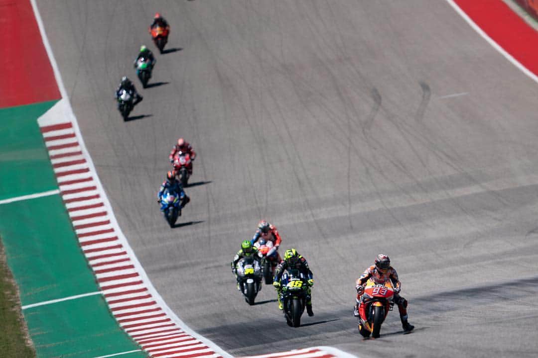 レプソル・ホンダのインスタグラム：「@marcmarquez93 DNF ⠀⠀⠀⠀⠀⠀⠀⠀⠀ “We have had six amazing years here but today I made a big mistake. When I arrived in the garage I said sorry to the team and now I’d like to say sorry to the fans because it was my mistake. It’s different to make a mistake fighting for fifth and fighting for the win, the level is there. We’re only nine points off the lead. It’s true, we made a mistake but we are human and this can happen. We need to learn from it and understand and come back stronger in Jerez.” ⠀⠀⠀⠀⠀⠀⠀⠀⠀ #25RepsolHonda #Repsol #MotoGP #Honda #Racing #RepsolHonda #HRC #RC213V #MM93 #MarcMarquez #MM93🐜 #ThePowerOfDreams #Motorcycle #America #AmericasGP #Austin #Texas」