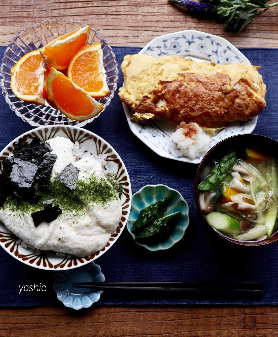 草間淑江さんのインスタグラム写真 - (草間淑江Instagram)「おはようございます！ ４月１５日の朝は、山芋とろろかけご飯、納豆入り卵焼き、かぼちゃアスパラしめじ茗荷のお味噌汁、きゅうりのぬか漬け、せとかみかん。 今朝はネバネバ食材２つ。 山芋と納豆です。 見た目地味ですが栄養満点！ お味噌汁もいつものように具沢山。 しっかり食べて元気にスタートです。 皆さま素敵な１週間をお過ごし下さい❤️ #朝食#朝ごはん#とろろご飯#納豆入り卵焼き#ネバネバ食材#体にいいご飯 #月曜の朝#今週もよろしくお願い致します」4月15日 8時31分 - yoshie_kusama