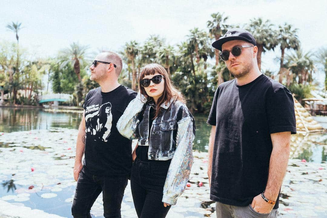 CHVRCHESさんのインスタグラム写真 - (CHVRCHESInstagram)「The goths go to the desert 🌵 Catch our set on the @Coachella live stream tonight from 10:05pm PT 📷 @jnsilva」4月15日 8時32分 - chvrches