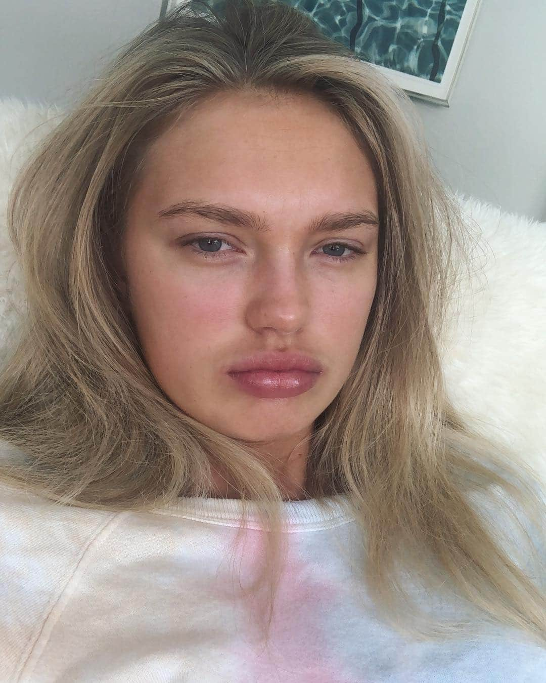 ロミー・ストリドさんのインスタグラム写真 - (ロミー・ストリドInstagram)「GUYS, it’s all about the glam & the right light > Swipe 🤪」4月15日 8時37分 - romeestrijd