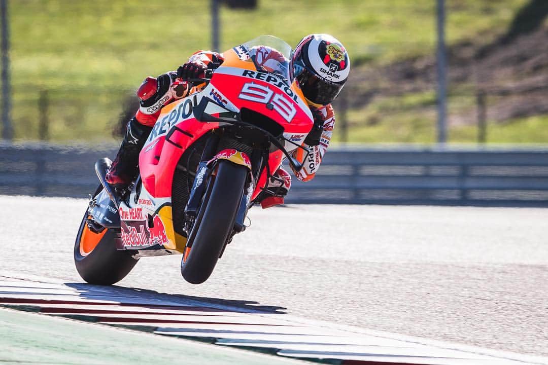 レプソル・ホンダのインスタグラム：「@jorgelorenzo99 ⠀⠀⠀⠀⠀⠀⠀⠀⠀ “It has been a difficult weekend with the weather and everything. I didn’t get the best start but I was able to recover and then I started to make up some positions. Sadly we had an issue with the bike and I was forced to retire from the race. It was a different issue to yesterday. The positive is that in the race I was feeling quite good at a circuit where normally I have difficulty. Now we look to Jerez, a circuit I like and where we will hopefully be able to be stronger.” ⠀⠀⠀⠀⠀⠀⠀⠀⠀ #25RepsolHonda #Repsol #MotoGP #Honda #Racing #RepsolHonda #HRC #RC213V #JL99 #JorgeLorenzo #JL99😈 #ThePowerOfDreams #Motorcycle #America #AmericasGP #Austin #Texas」