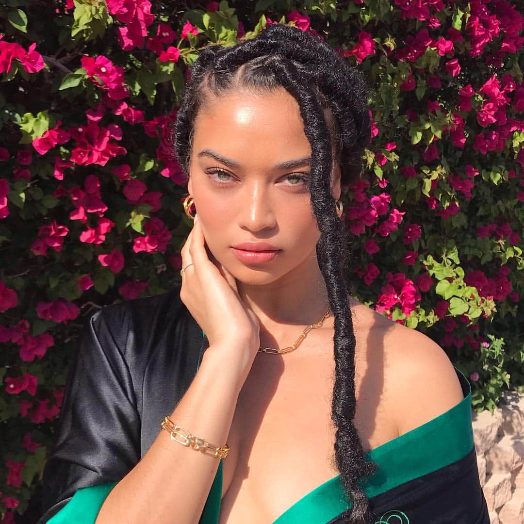 シャニーナ・シャイクのインスタグラム：「Day 3 ready in my @missomalondon #helicalchains 🌴🌈❤️☀️ #coachella #MissomaGirls #MissomaPartner #ad」