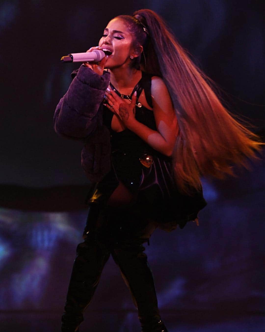 E! Onlineさんのインスタグラム写真 - (E! OnlineInstagram)「Ariana Grande has experienced a lot of pain, loss and PTSD, but tonight she's taking the stage as the youngest headliner in the history of #Coachella. 👏 Link in bio for how through it all she’s been so successful.(📷: Getty Images)」4月15日 9時07分 - enews