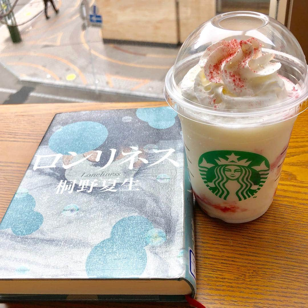 北清杏奈さんのインスタグラム写真 - (北清杏奈Instagram)「妊娠中に読んでいた本の続編を2ヶ月ぶりに入手。ママたちの本音が気になります笑。スタバの新作いちごは悩んでホワイトを(^^) #スターバックス #ストロベリーマッチフラペチーノホワイト #いちご #マシュマロ #限定 #読書 #桐野夏生」4月15日 9時08分 - anna.kitasei