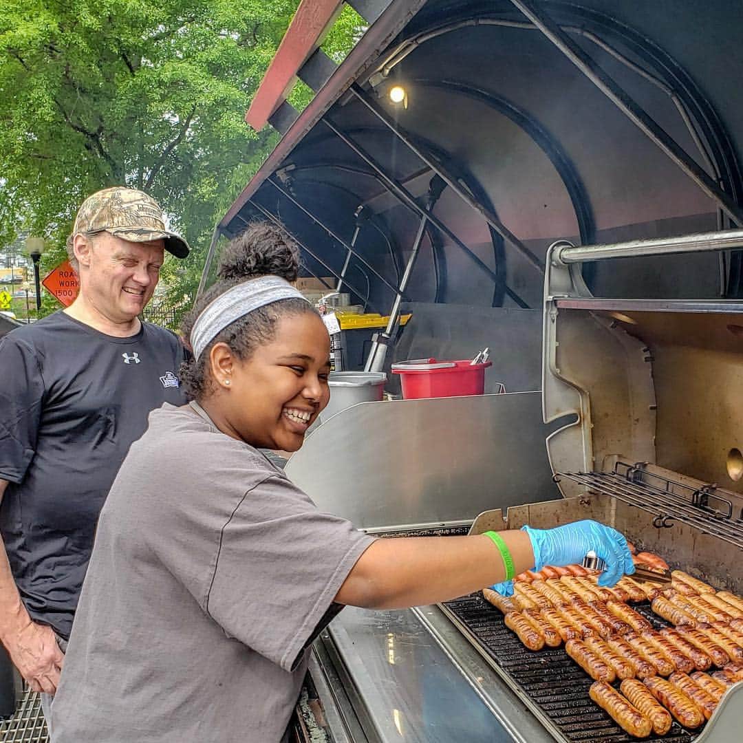 ジョンソンヴィルのインスタグラム：「You’re never too young to become a #Grillmaster! Denny showed the kids of #Kennesaw what it takes to become a master 👨🏼‍🍳👩🏼‍🍳 this weekend at the Big Shanty Festival. #BigTasteGrill」