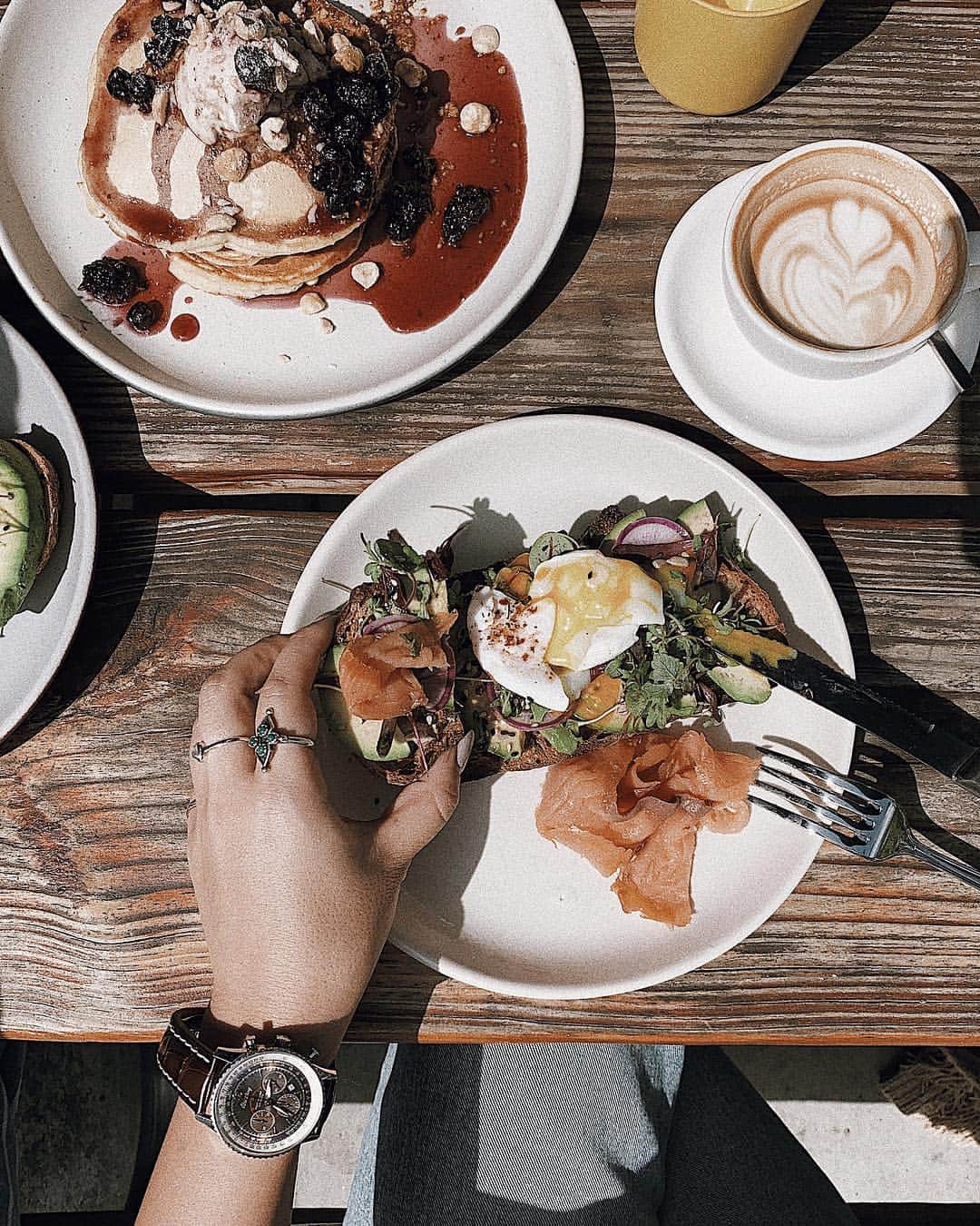 Manamiのインスタグラム：「Avocado toast 🥑🥪🍽 add salmon + poached egg🥚 絶対追加する！この組み合わせ大好き😋」