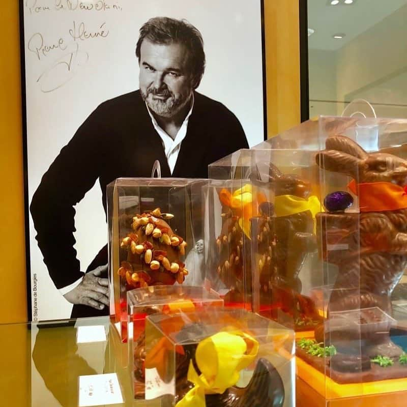 ホテル ニューオータニさんのインスタグラム写真 - (ホテル ニューオータニInstagram)「Did you know that the very first pastry boutique of “Pierre Hermé Paris” is in Hotel New Otani Tokyo? Get ready for Easter with chocolate egg&bunny! 「ピエール・エルメ・パリ」のペストリーブティック世界第1号店がホテルニューオータニにあるのをご存知でしたか？定番のケーキを始め、イースターチョコレートなどもご用意しております。 #ピエールエルメ #ピエールエルメパリ #イースター #イースターエッグ #イースターバニー #チョコレート #pierreherme #pierrehermeparis  #easter #easteregg #easterchocolate #easterbunny #happyeaster @hotelnewotanitokyo」4月15日 9時17分 - hotelnewotanitokyo