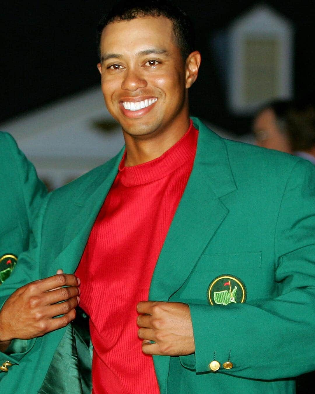 PGA TOURさんのインスタグラム写真 - (PGA TOURInstagram)「Count 'em up. FIVE green jackets for @TigerWoods.」4月15日 9時18分 - pgatour