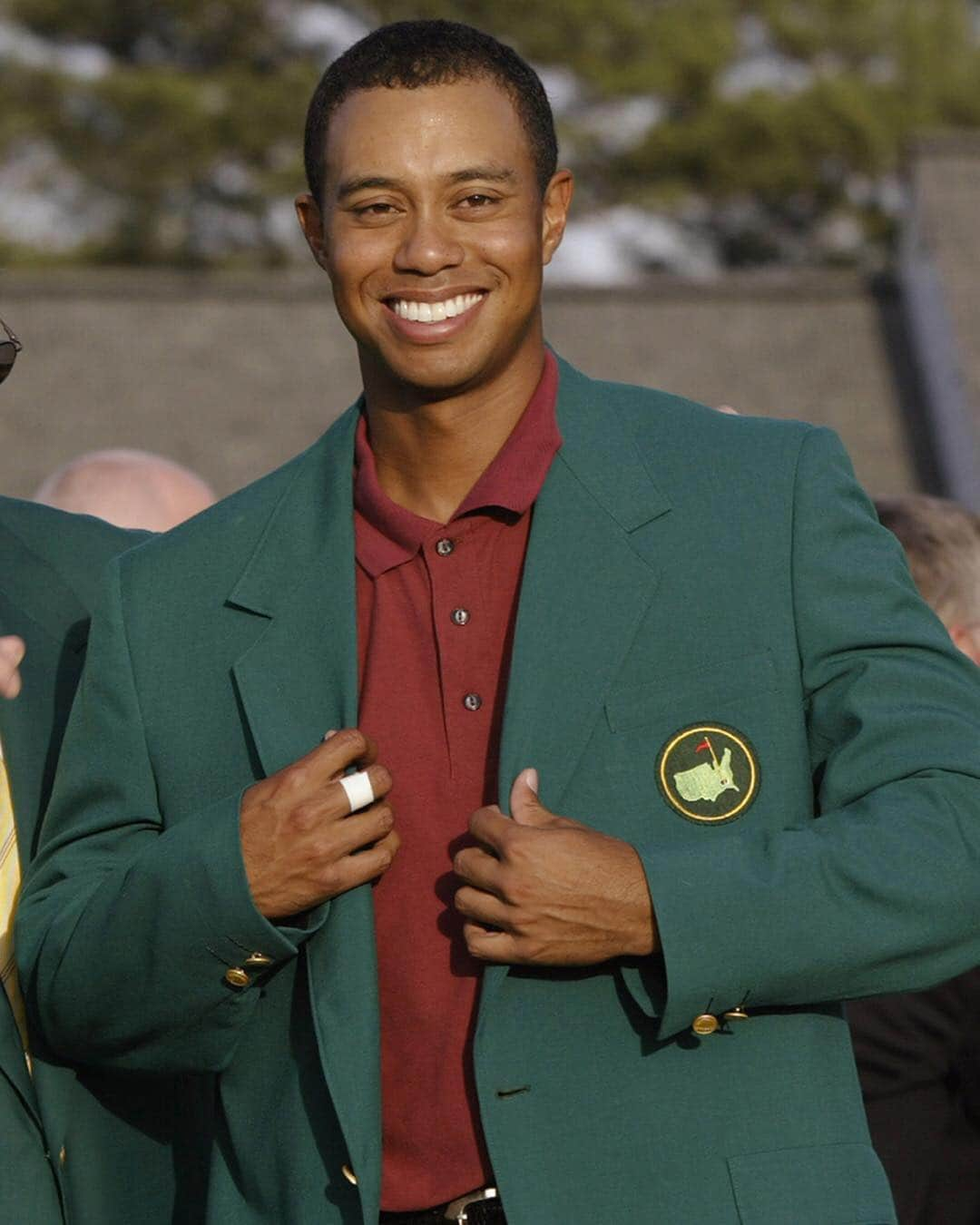 PGA TOURさんのインスタグラム写真 - (PGA TOURInstagram)「Count 'em up. FIVE green jackets for @TigerWoods.」4月15日 9時18分 - pgatour