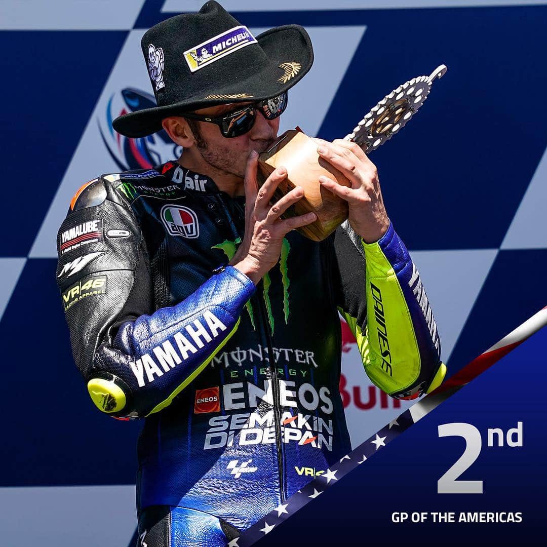 YamahaMotoGPさんのインスタグラム写真 - (YamahaMotoGPInstagram)「@valeyellow46 plants a kiss on the 2nd place trophy in Texas. . . #MonsterYamaha | #MotoGP | #AmericasGP | #MonsterEnergy | #VR46」4月15日 9時19分 - yamahamotogp