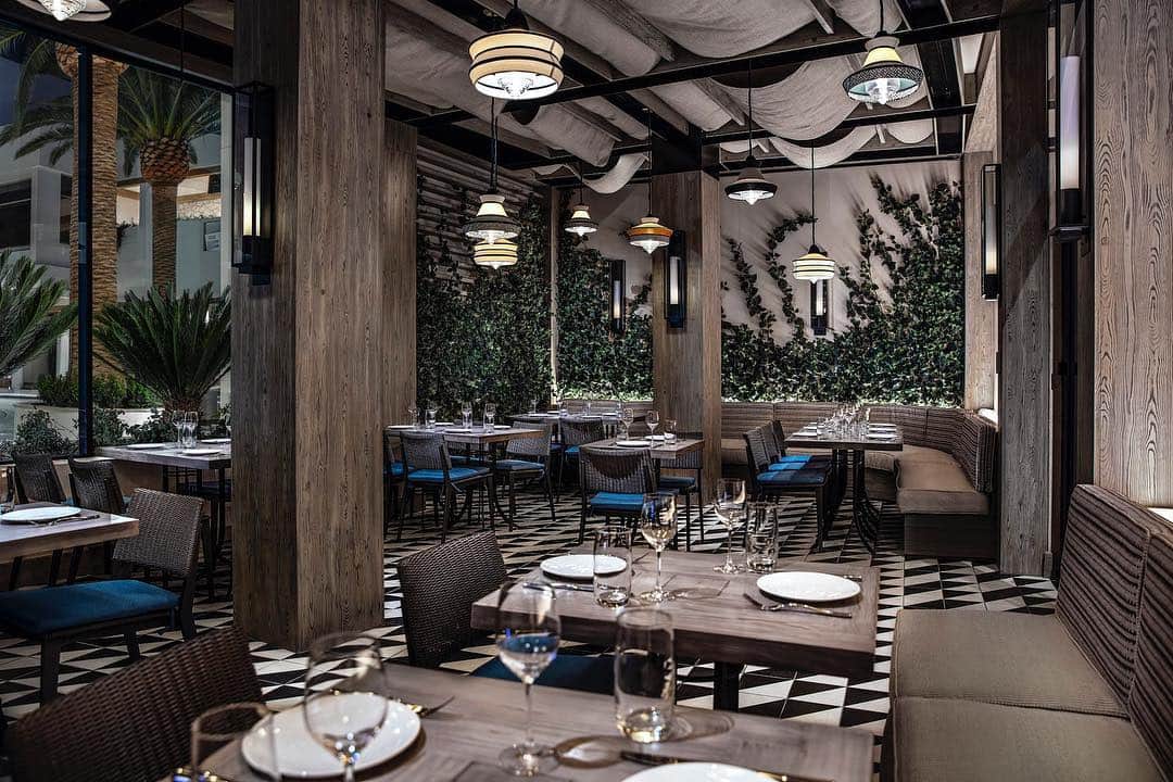 Palms Casino Resortのインスタグラム：「Dine in the patio at @shark.lasvegas」