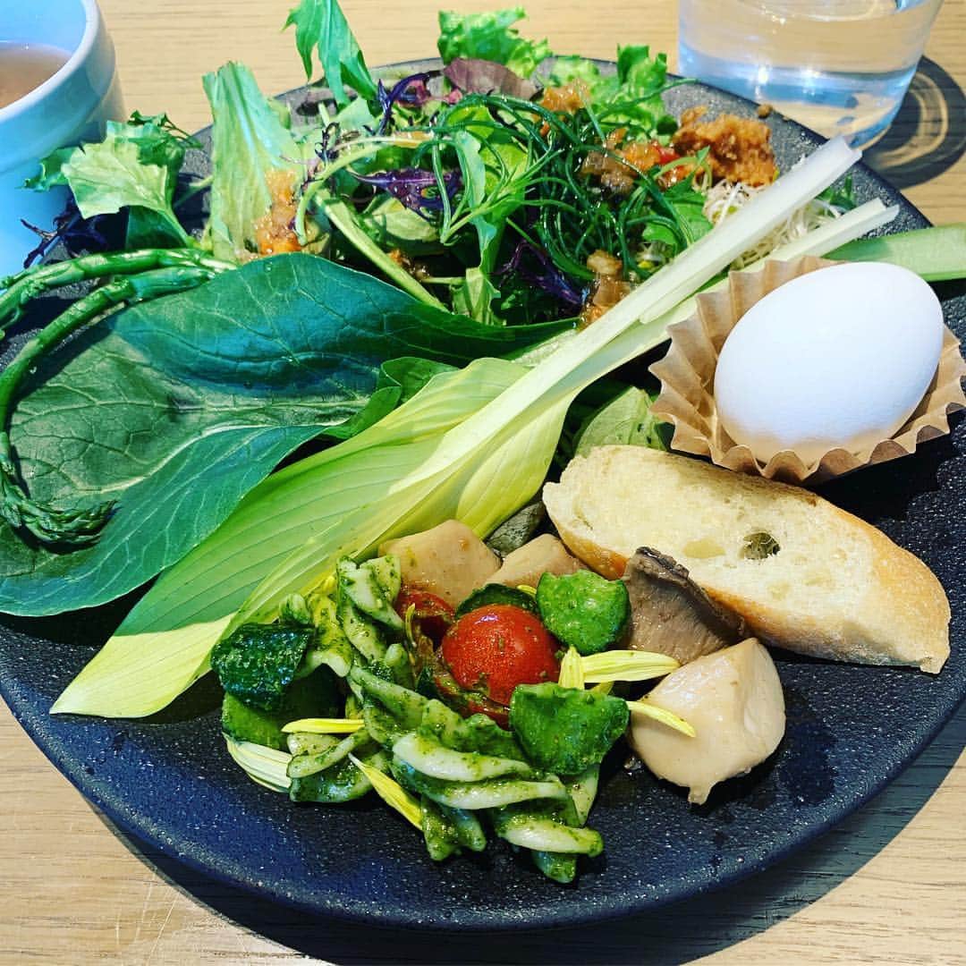 のインスタグラム：「@cosmekitchen_adaptation  毎日でも食べたい野菜たっぷりのランチ。 サラダバーもパスタも美味しいんです😋 . 母が石川から来てくれていたのでゆっくり出来ました💓 #2歳9ヶ月#ママモデル#男の子ママ#cosmekitchenadaptation」