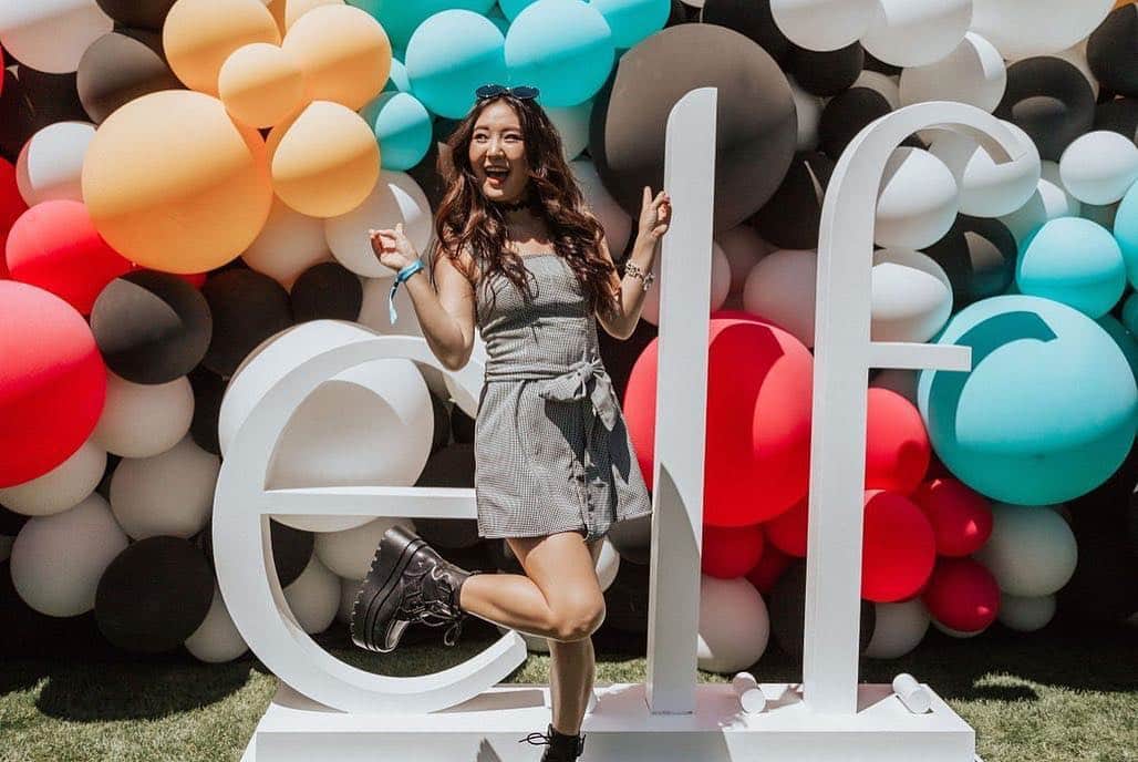 e.l.f.さんのインスタグラム写真 - (e.l.f.Instagram)「So. Many. Instgrammable. Moments at #EyesLipsFestival. 🤳 The balloons were a party hit! 🌈  @bloggerswhobrunchla #elfcosmetics #festivalgoals」4月15日 9時23分 - elfcosmetics