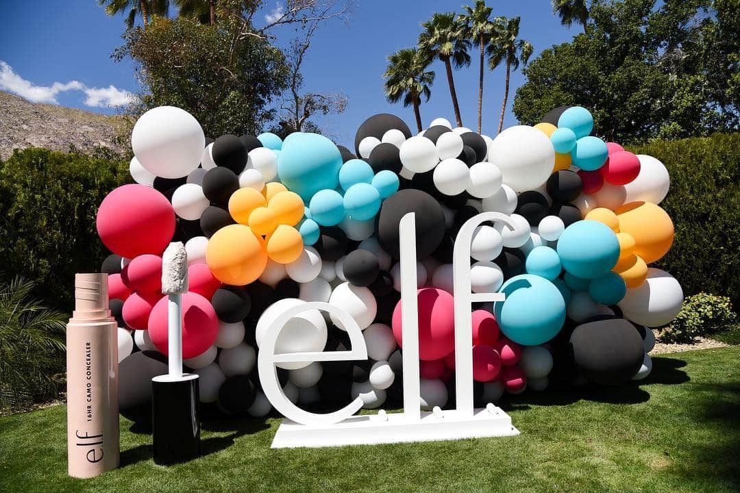 e.l.f.さんのインスタグラム写真 - (e.l.f.Instagram)「So. Many. Instgrammable. Moments at #EyesLipsFestival. 🤳 The balloons were a party hit! 🌈  @bloggerswhobrunchla #elfcosmetics #festivalgoals」4月15日 9時23分 - elfcosmetics