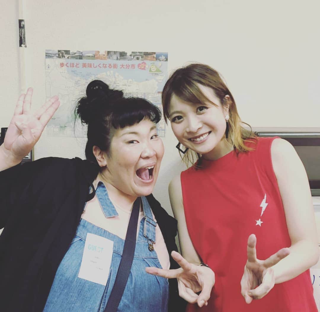 あべこさんのインスタグラム写真 - (あべこInstagram)「そしてBIGの後は、ミュージカル生きるで御一緒させていただいたMay'nちゃんのライブ(ライ部💕)へ‼  もーーーーー‼  めっちゃかっこ良かったよーーーー‼  歌もかっこいいんだけど、パフォーマンスもかっこいい✨そしてMCがおもしろいっっ💕  May'nちゃんの大分のファンの方達(部員の皆様💕)がとてもあたたかく、優しい方が多くて「生きる観ました！」とか「ハロー大分毎週見てますよ！」とか「ハロー大分終わってから来てくれたんですね！」とかたくさん声をかけて下さりました🙇✨ May'nちゃんのファンの皆様、ありがとうございます🙇✨ ひとりのファンの方が「同じ事務所だから来てくださったんですね！」と、声かけてくださったのですが、同じ事務所以上に生きるの時にMay'nちゃんのバースデーミニライブがありまして、そちらを楽屋のモニターで見ていたら迫力が凄すぎて、絶対生のライブを見てみたい‼と、ずっと思っていたのです💕念願叶いました💕  May'nちゃんが前回大分に来たのは4年前とのこと・・・いやいやこれからは毎年来てほしいわ✨  そしてMay'nちゃんがとり天、とり天と話すからめっちゃとり天が食べたくなり、昨夜我が家はとり天でした(笑)  May'nちゃん、素敵なライブをありがとう～💕 今週末は韓国でライブだそうです✨頑張ってねー✨  #Mayn #ライ部 #部長」4月15日 9時35分 - abekopan