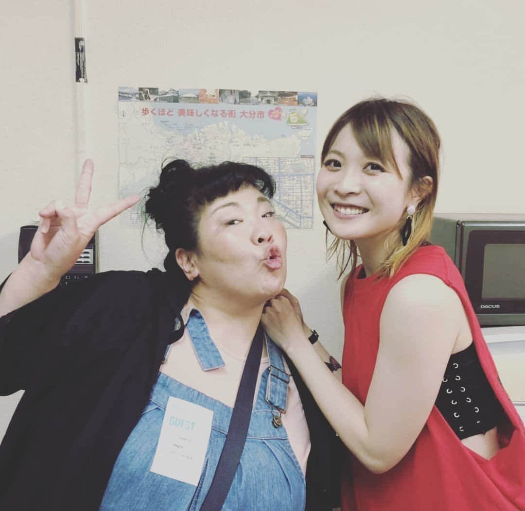 あべこさんのインスタグラム写真 - (あべこInstagram)「そしてBIGの後は、ミュージカル生きるで御一緒させていただいたMay'nちゃんのライブ(ライ部💕)へ‼  もーーーーー‼  めっちゃかっこ良かったよーーーー‼  歌もかっこいいんだけど、パフォーマンスもかっこいい✨そしてMCがおもしろいっっ💕  May'nちゃんの大分のファンの方達(部員の皆様💕)がとてもあたたかく、優しい方が多くて「生きる観ました！」とか「ハロー大分毎週見てますよ！」とか「ハロー大分終わってから来てくれたんですね！」とかたくさん声をかけて下さりました🙇✨ May'nちゃんのファンの皆様、ありがとうございます🙇✨ ひとりのファンの方が「同じ事務所だから来てくださったんですね！」と、声かけてくださったのですが、同じ事務所以上に生きるの時にMay'nちゃんのバースデーミニライブがありまして、そちらを楽屋のモニターで見ていたら迫力が凄すぎて、絶対生のライブを見てみたい‼と、ずっと思っていたのです💕念願叶いました💕  May'nちゃんが前回大分に来たのは4年前とのこと・・・いやいやこれからは毎年来てほしいわ✨  そしてMay'nちゃんがとり天、とり天と話すからめっちゃとり天が食べたくなり、昨夜我が家はとり天でした(笑)  May'nちゃん、素敵なライブをありがとう～💕 今週末は韓国でライブだそうです✨頑張ってねー✨  #Mayn #ライ部 #部長」4月15日 9時35分 - abekopan