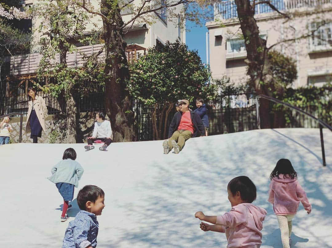 多嶋沙弥さんのインスタグラム写真 - (多嶋沙弥Instagram)「週末は @rinarinariiina とピクニックへ💓 . 6月で3歳になる息子と、 半年違いのお友達。 遊んでもオモチャを取り合って喧嘩ばかりしていましたが、 このところはとても仲良く遊んでくれるようになりました！ 「一緒に楽しむ」ことを覚えたふたり、よく成長しているなぁ… 嬉しいです💓 . 次はストライダー持ってこよう🚲 . 大人はひっそりと乾杯🍻 1枚めからしゃくれ気味ですが素の表情の写真はだいたいこんな風にちょっと変顔気味😅 #2歳9ヶ月#ママモデル#男の子ママ#picnic#駒沢公園」4月15日 9時35分 - saya_tajima