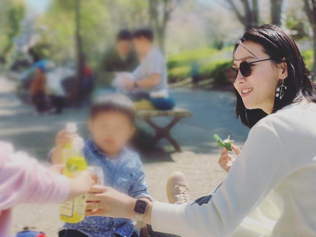 のインスタグラム：「週末は @rinarinariiina とピクニックへ💓 . 6月で3歳になる息子と、 半年違いのお友達。 遊んでもオモチャを取り合って喧嘩ばかりしていましたが、 このところはとても仲良く遊んでくれるようになりました！ 「一緒に楽しむ」ことを覚えたふたり、よく成長しているなぁ… 嬉しいです💓 . 次はストライダー持ってこよう🚲 . 大人はひっそりと乾杯🍻 1枚めからしゃくれ気味ですが素の表情の写真はだいたいこんな風にちょっと変顔気味😅 #2歳9ヶ月#ママモデル#男の子ママ#picnic#駒沢公園」