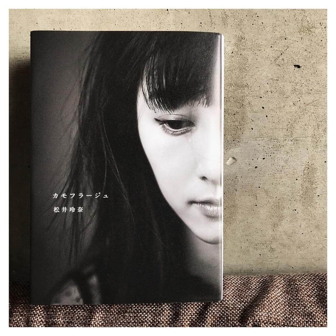 金城茉奈さんのインスタグラム写真 - (金城茉奈Instagram)「「カモフラージュ」 松井玲奈さんから、本を頂きました📙 ありがとうございます。  この本には綺麗でまっすぐで泥水を混ぜようが、すぐに澄んでいって、それは純水で濁ってなくてそんな言葉がたくさんあったように感じた。でもどこか色っぽくて、怖くて、どきどきと音がして後が気になるお話も、可愛らしい題名から想像もできないお話もあって、もう止まらない。読んでいくうちに映像が頭に浮かんでくるもの、食べ物をこんなに美味しそうに表現しちゃう玲奈さんの言葉はすごい。 読む前に手元に置いた淹れたての紅茶が冷めていた、こんな私でもびっくりするほどすーっと自然に読めた。 私は23歳になって立派な大人になったつもり、だけど多くの人生の先輩方にはきっと、いや全然子供なんだろう。微妙な歳だなと。私も今、少女と女性の中間にいるのかな、、 きっと多くの女性が抱えているもの、人生で見ず知らずに抱えているものがこの本には乗ってる。自分が自分らしく輝けるところにいればいい、見つければいい、それもあなただからと、強く背中を押してくれる本でもあった。 わたしも上手に餃子が焼ける女性になりたいな。  呪文を唱えると、地面が光って何か起こるんじゃないかと思わせてくれる本体表紙がすごく好きです。  #作家松井玲奈#松井玲奈#カモフラージュ#本#book#短編小説」4月15日 15時06分 - mn75aa