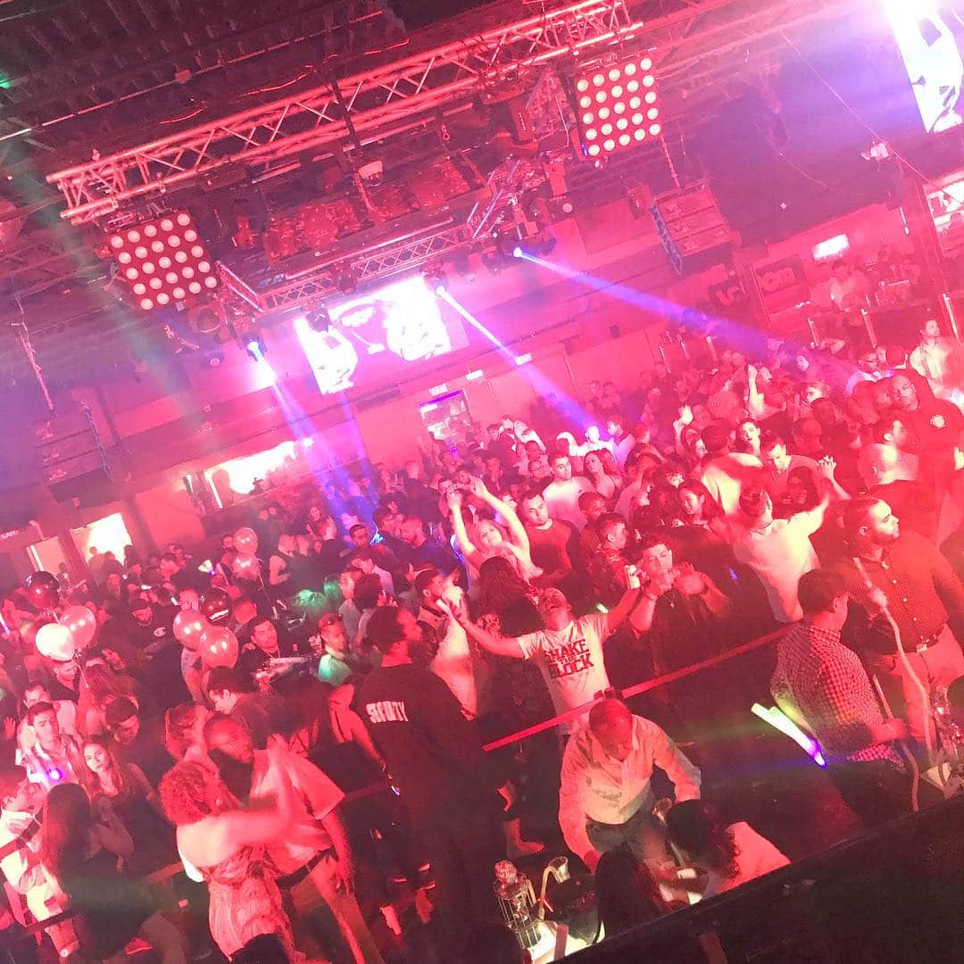 ファンクマスター・フレックスのインスタグラム：「Laboom is a serious club! Great vibes last night! Sound system thumping! FunkFlex on the set! @litdigitaldjs !!! Dj Enuff, Yonny and Manny Mills! Queens!!!!! @djbobbytrends u see your man with the @shaketheblock tee?」