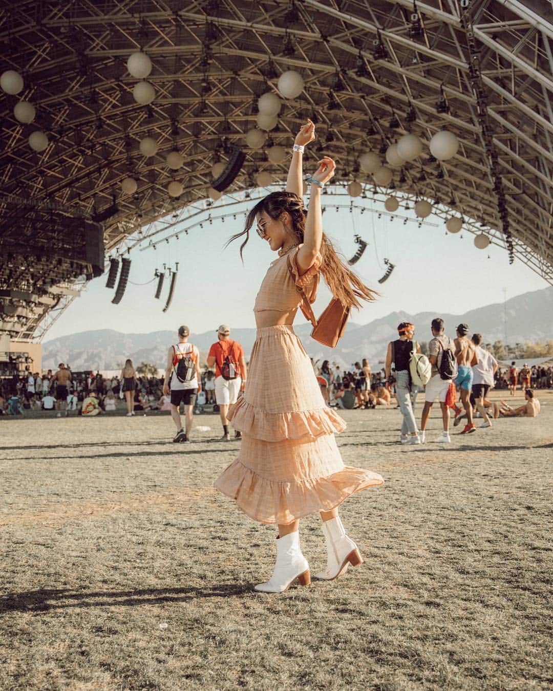 W E Y L I Eのインスタグラム：「Me when I first arrive to Coachella vs 30 minutes later 😂」