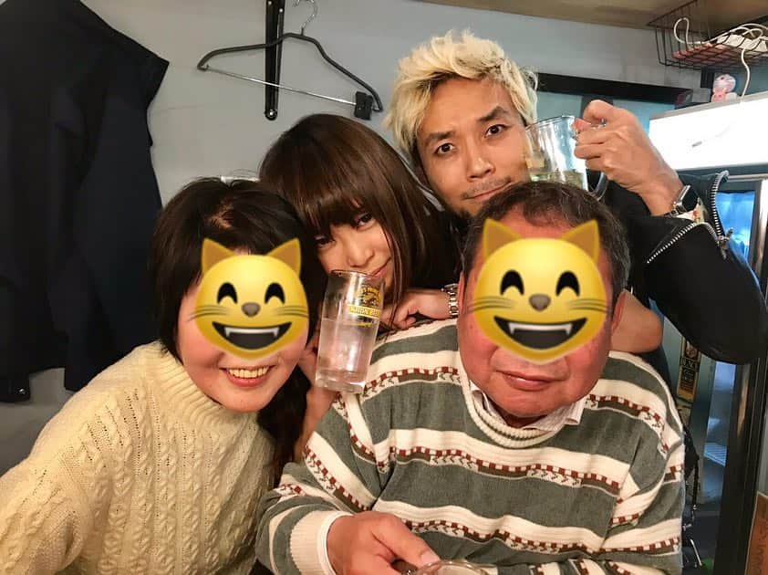 小野さゆりさんのインスタグラム写真 - (小野さゆりInstagram)「きょうは、横断幕にご協力いただきました、 森チャックさんとお昼からごはん✨  まさかの一軒目のお店で仲良くなったご夫婦と二件目へいくながれに 笑笑  おさんぽして2人で居酒屋いって、 旦那さんをたてたり、奥さんを褒めたりうらやましい夫婦だったなぁ✨  三件目は久しぶりのまりてぃたちと合流✨  楽しかったー✨  チャックさんのぶっとんでる話と、まりてぃのまともなツッコミと女の子のいちいちかわいいコメントがおもしろすぎた 笑  酒が入らないとお互い人見知りでぎこちなくて気まずいくうきだったけど、すぐになじんで お店の人や、お客さんや、まりてぃたちとみんなでわいわいはなせてたのしかったー✨  お店どこいっても人気者なチャックさんでした✨  横断幕協力作家さんのなかでは藤沢とおる先生とご縁があったみたいで、つながってるー✨ と嬉しかったです✨  ご協力ありがとうございました(≧∀≦) 横断幕デザインタオル 週刊少年オノチャンピオン 福楽得の塩キャラメルくるみ、 ナッツとドライフルーツ、 WILLCOMの、オールデバイスケーブルをプレゼント✨  ちなみに、ウィルコムのゲームができるスマホカバーはすでに持っていたもよう！  すごい(≧∀≦) #森チャック #グルーミー #レースクイーン横断幕 #福楽得 #ウィルコム #WILLCOM #週刊少年オノチャンピオン #小野さゆり  ウィルコム http://www.willcom-co.com/index.html 福楽得 https://frt-el.jp  D1GP参戦 vertex http://www.t-and-e.co.jp/m_sponcer.html D1GP http://www.d1gp.co.jp」4月15日 9時38分 - sayuriono0301