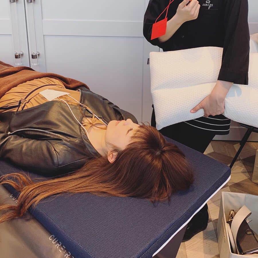 宮前真樹さんのインスタグラム写真 - (宮前真樹Instagram)「#クリエーションアムール クリエーションアムールで出会ったもの。 香りとテクスチャーが好み ヘラが蓋にペタっと付いて落ちない！ これとても便利です 有りそうで無かった感じ。  寝てるだけで身体が整う枕は お試しさせてもらった数分で 肩が柔らかくなったー！ そして自然に寝転んだ自分の身体の曲がり具合にも驚き… ロングスリーパーの私にとって かなり必要な枕かも。  長くなるので詳しくはblogに書きました。 #ララヴィ #オイル美容 #キュアレ #curere #めぐりメンテナンス」4月15日 9時39分 - miyamaemaki0116