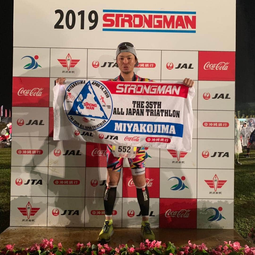 田中順平のインスタグラム：「宮古島トライアスロン完走 タイム 13時間8分 スイム 1h15  想定タイム 1h10 バイク 5h57 想定タイム 6h ラン  5h41  想定タイム 5h ラン以外は想定の範囲内でした。  始まりは行きの飛行機に乗れないハプニング😱宮古島にいるはずが成田のホテルに宿泊🤣次の日の便で宮古島入りするがバタバタしすぎて準備も中途半端に… 細かい色々なものを忘れてしまう 当日会場に着くと大雨🤣 ハプニングだらけのレースでしたが、なんとか完走できました！ レース中にトライミングファミリーや知り合いや沿道の人に声をかけてもらい辛い時も踏ん張ることができました。 辛くて辛くて🤣スイムの始まり10分くらいで辞めようと思うスタート 途中も何度も心が折れて、くじけそうになったけど、辛いとか足が痛いのは気のせい🤣そう思い込んでるだけだと自分に言い聞かせて進んでました。毎日コツコツと積み重ねていけばこんな大変なレースでもゴールできるという自信にもなり今後は少しずつタイムも伸ばせていけたらなと思います。完全にトライアスロンが生活の一部になりました。 この大会に出ることや、トライアスロンて個人競技なんだけど、この競技やっている人ってみんな優しい人が多いんです。ほんと今回も色々な人に助けてもらいました。ゴールしたのは自分だけどもとても1人ではゴールできませんでした。 助けてくれた人たちほんとうにありがとうございました！ また次の目標に向けて一歩ずつ前に進んで行きたいと思います。 #宮古島トライアスロン #宮古島 #トライアスロン」