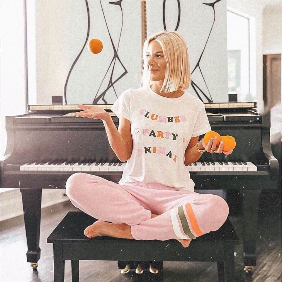 ワイルドフォックスクチュールさんのインスタグラム写真 - (ワイルドフォックスクチュールInstagram)「Anyone else love slumber parties like @sosageblog? #wildfox #wildfoxtee #slumberparty #cozy #comfy」4月15日 9時42分 - wildfoxcouture