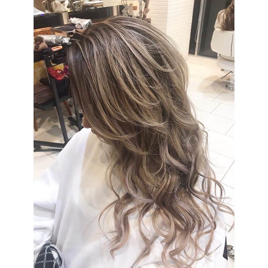 まいちゃんさんのインスタグラム写真 - (まいちゃんInstagram)「. 💇‍♀️NewHair✂️ . 根元暗めのグラデーションで メッシュ入れてもらって グラッシュヘアー💓 . @ken11rollen さん いつもありがとう🙏 . . #newhair#にゅーへあー#グラデーション#メッシュ#グラッシュ#シールエクステ#ハイトーンカラー#💇‍♀️✂️」4月15日 9時42分 - maisama_gram