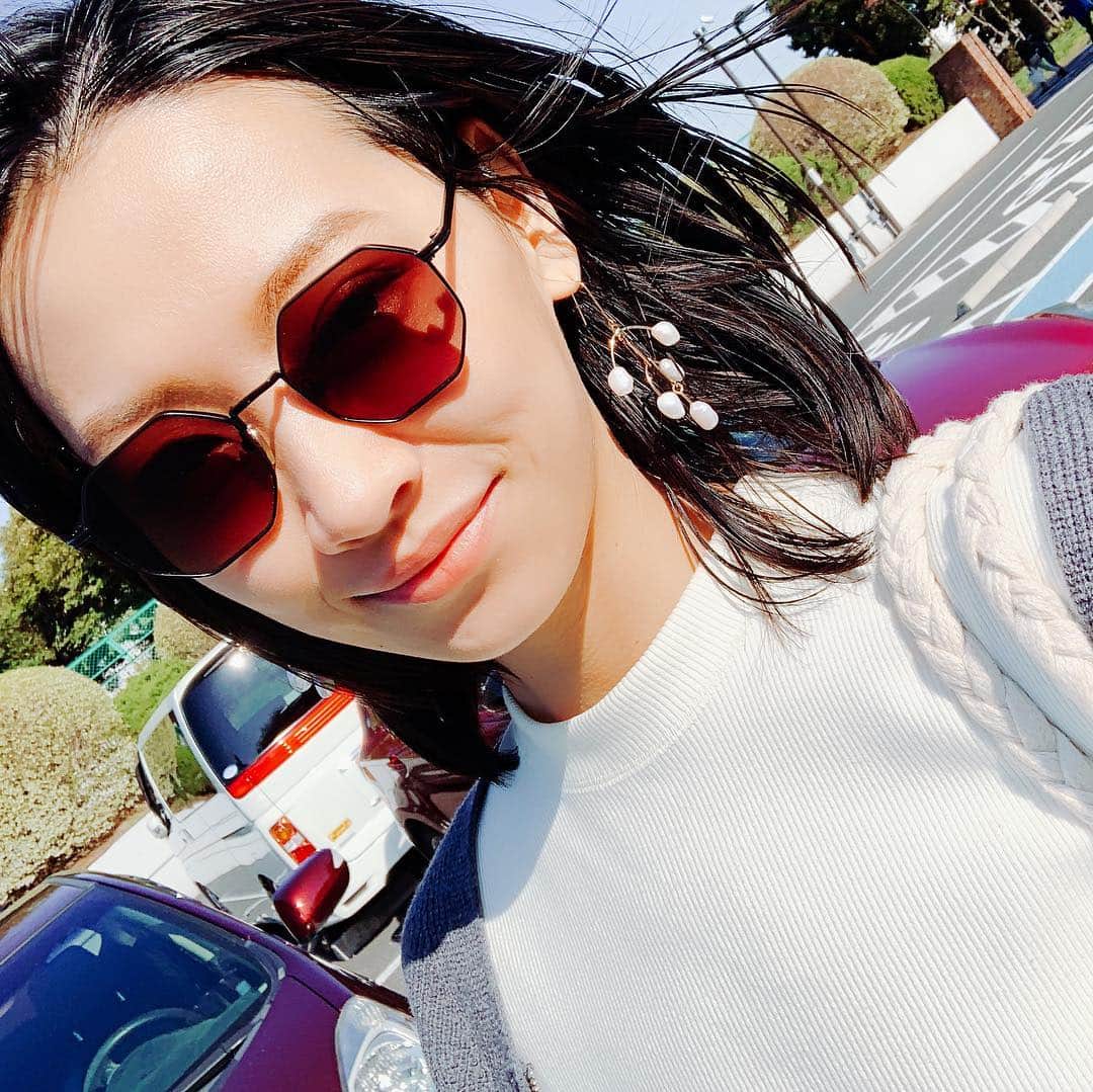 のインスタグラム：「. 冒険かと思いきや、 非常に使いやすい @komono のサングラス🕶 写真では少し茶味がかっていますがフレームもレンズも真っ黒なので、 朝の送迎のぼーっとした顔もしっかり引き締めてくれます😊🚲笑 . アクセサリー類がすべてゴールドなので、 アイウェアはシルバーの部分がないことが自分の中での鉄則です👓 #komono#2歳9ヶ月#ママモデル#男の子ママ#eyewear」
