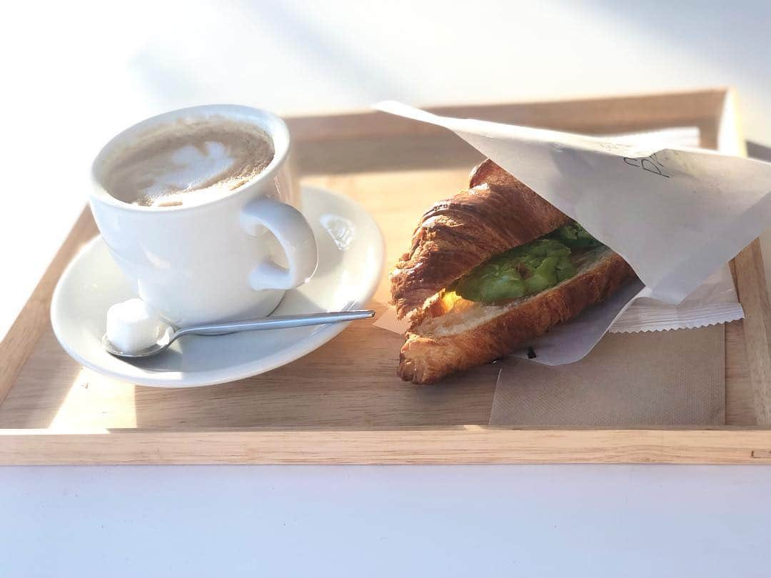 樋浦結花さんのインスタグラム写真 - (樋浦結花Instagram)「・ 抹茶クロワッサン🥐に カフェラテ☕️ ・ 行ってみたいカフェに行けて 満足だった日💓 ・ ・ #cafetime #underthepalmo #鎌倉カフェ #カフェ巡り #今日からまた1週間 #頑張ろうね💓」4月15日 9時50分 - hiura_yuika