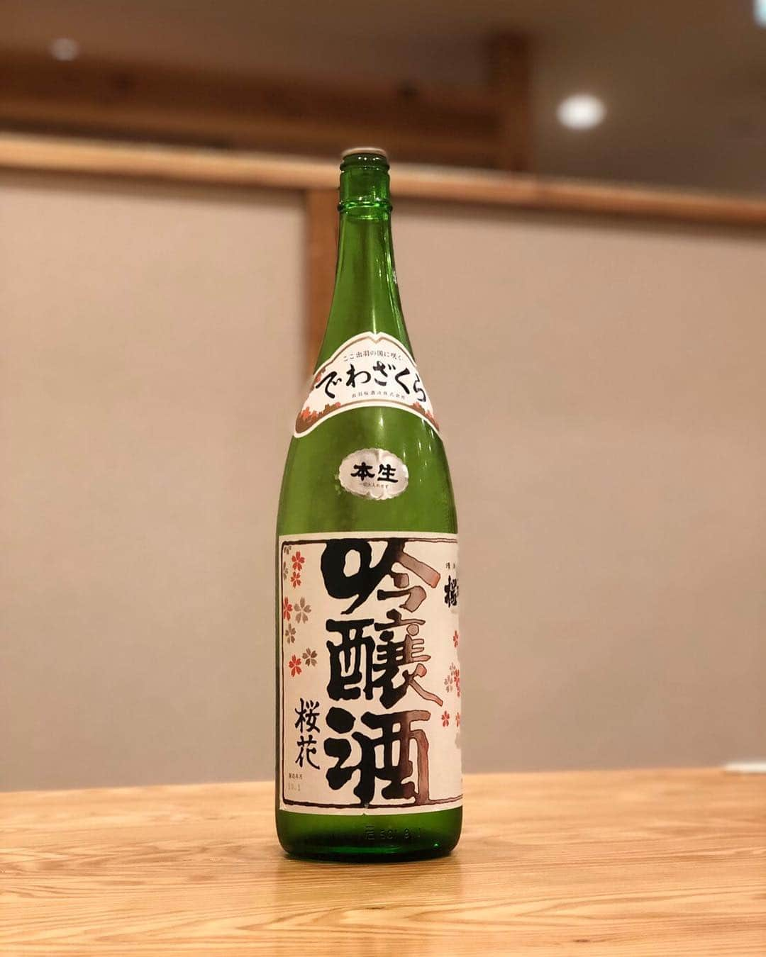 居酒屋やぐらさんのインスタグラム写真 - (居酒屋やぐらInstagram)「. 『居酒屋やぐら』 ～八幡山駅から徒歩3分～ URLはこちら⇒（@yagura__official） ------------------------------------------------ 「出羽桜」 山形県にある「出羽桜酒造」で生まれた吟醸酒🍶 しなやかで透明感のある味わいが楽しめます💕 ------------------------------------------------ #東京 #八幡山 #居酒屋やぐら #居酒屋 #創作 #宴会 #歓送迎会 #女子会 #酒場 #串焼き #地酒 #酒 #落ち着く空間#food #foodstagram #飲食店 #デート #おいしい #杉並区#刺身 #ビール #美味しい #深夜営業 #焼酎 #お刺身 #お酒#instafood #日本酒 #出羽桜 #吟醸酒」4月15日 9時51分 - yagura__official