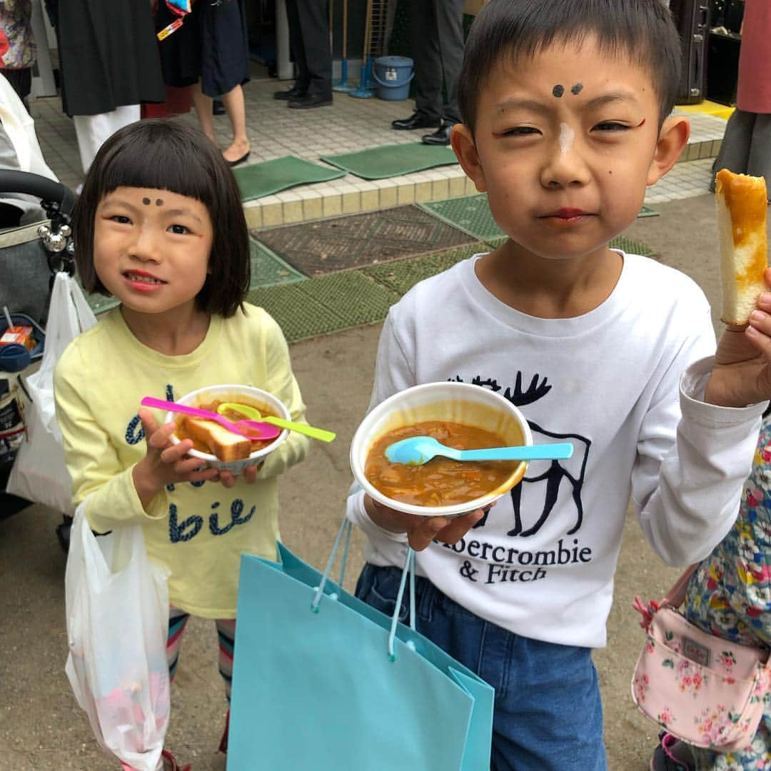 甘糟記子さんのインスタグラム写真 - (甘糟記子Instagram)「昨日は花まつりの稚児行列に参加しに行ってきました( ^ω^ )  息子殿の時にもやったんだけど、姫もね(๑˃̵ᴗ˂̵) これが意外と待ち時間もあるもんだから疲れるのよね（笑） だから、年長さんくらいになったらやろうと思ってたんだ！  やっぱりお化粧してもらって、お着物着せてもらうと可愛い〜！ 姫ちょうどコケシヘアだし、和服が似合うわ〜（笑）  お友達と一緒にワイワイ(≧∀≦) 終わった後は精進カレーもいただいて。 お土産も沢山いただいて、楽しめたようでした！  偶然行列の先頭の方の吹奏楽部の中に甥っ子も発見したりして（笑）  ママ達は荷物持って追いかけたり、色々ヘロヘロでしたが、お釈迦様のお誕生のお祝いもして、息子殿は大好きな甘茶も飲めて、いい記念になりました(๑˃̵ᴗ˂̵) 帰りにタリーズで休憩。  麻呂眉がたまらんわ（笑）  #息子殿姫#息子殿#姫#稚児行列#花まつり#可愛い#タリーズ#japan #japanese#japanesefestival #japanesestyle #japanesegirl」4月15日 9時52分 - norihey924