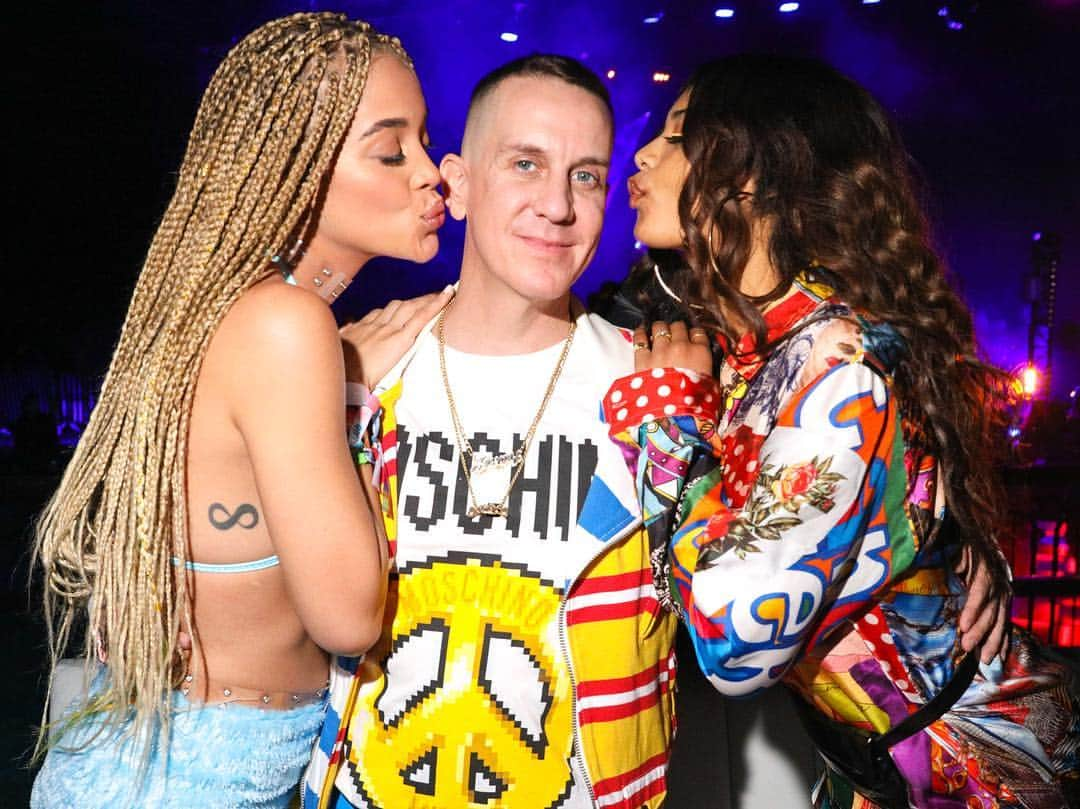 Moschinoさんのインスタグラム写真 - (MoschinoInstagram)「Moschino Party @golden_barbie @danielle_herrington_ @itsjeremyscott thanks to @thesims @cirocvodka @sc @kaosvegas @perrierusa #jasminesanders #danielleharrington #coachella」4月15日 10時04分 - moschino