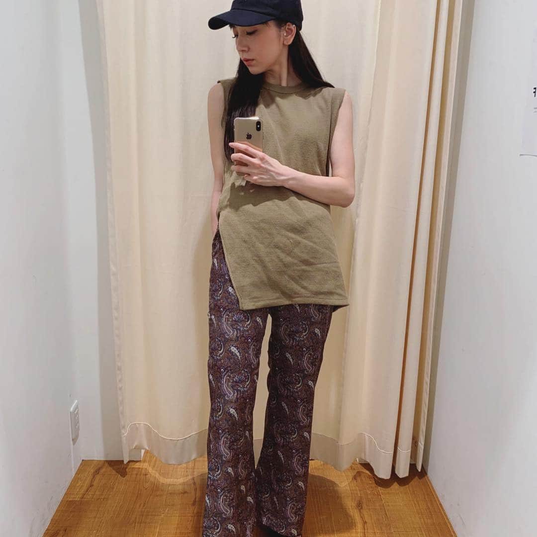 ungrid_minamiのインスタグラム：「. ペイズリーフレアパンツ サテンのさらっとした生地がはき心地最高です✨ . @ungrid_official #Ungrid#アミュプラザ博多」